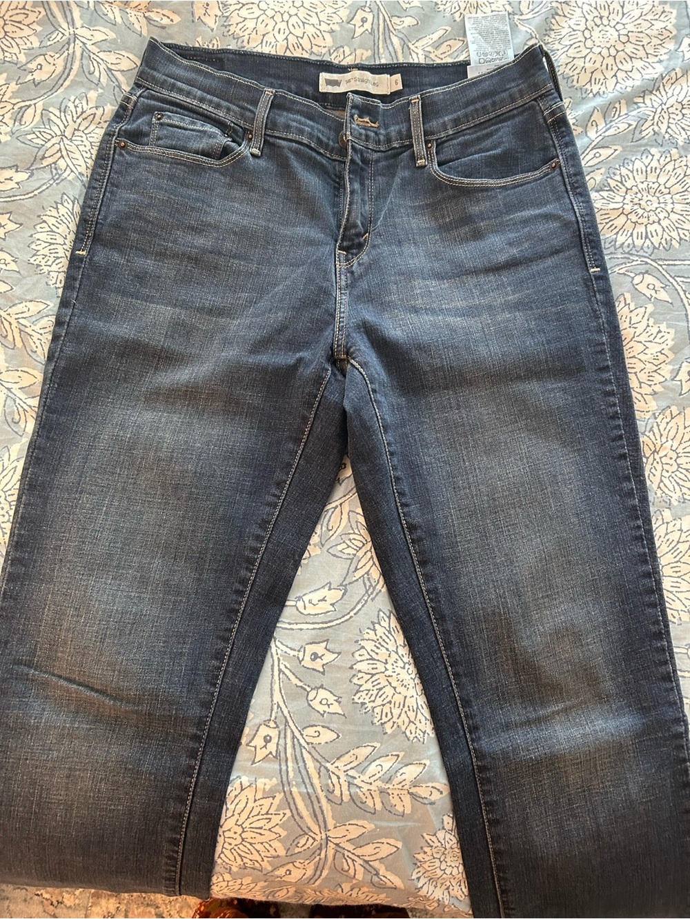 Levi's Straight Leg Jeans in Dark Blue Wash